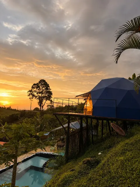 Atardecer sobre el domo azul y la piscina de Cumbre de los Molinos