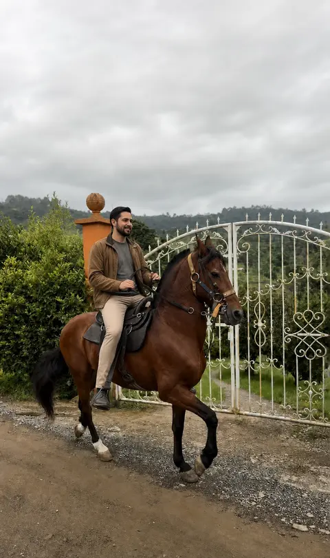 Cabalgata saliendo por el portón del campo del glamping
