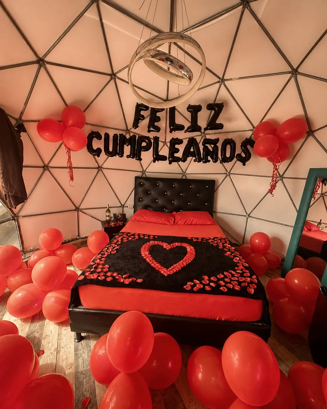 Decoración de cumpleaños con globos sobre la cama