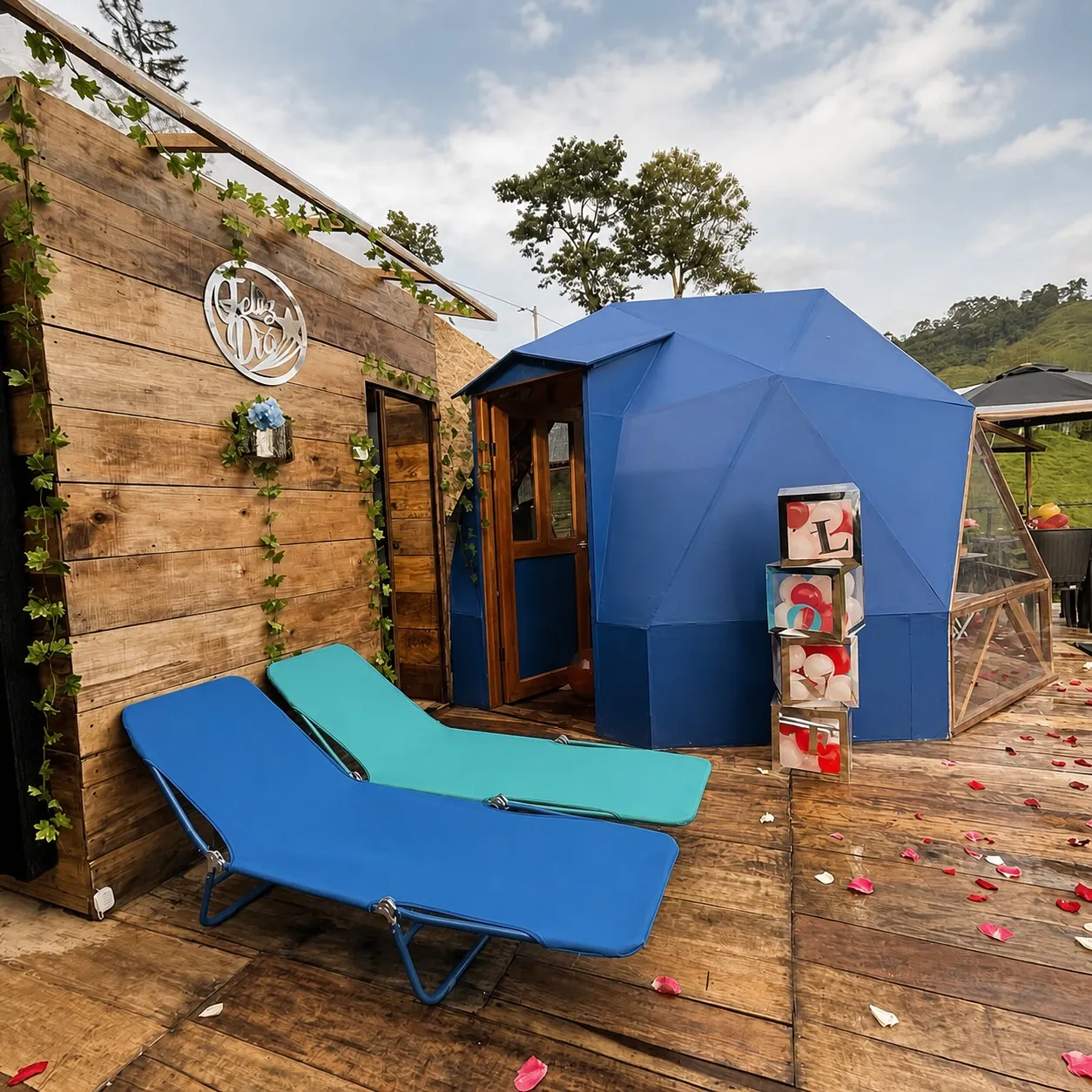 Exterior de domo azul con terraza y sillas