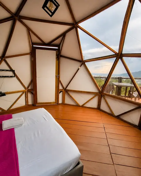 Habitación en domo con cama y vista a las montañas