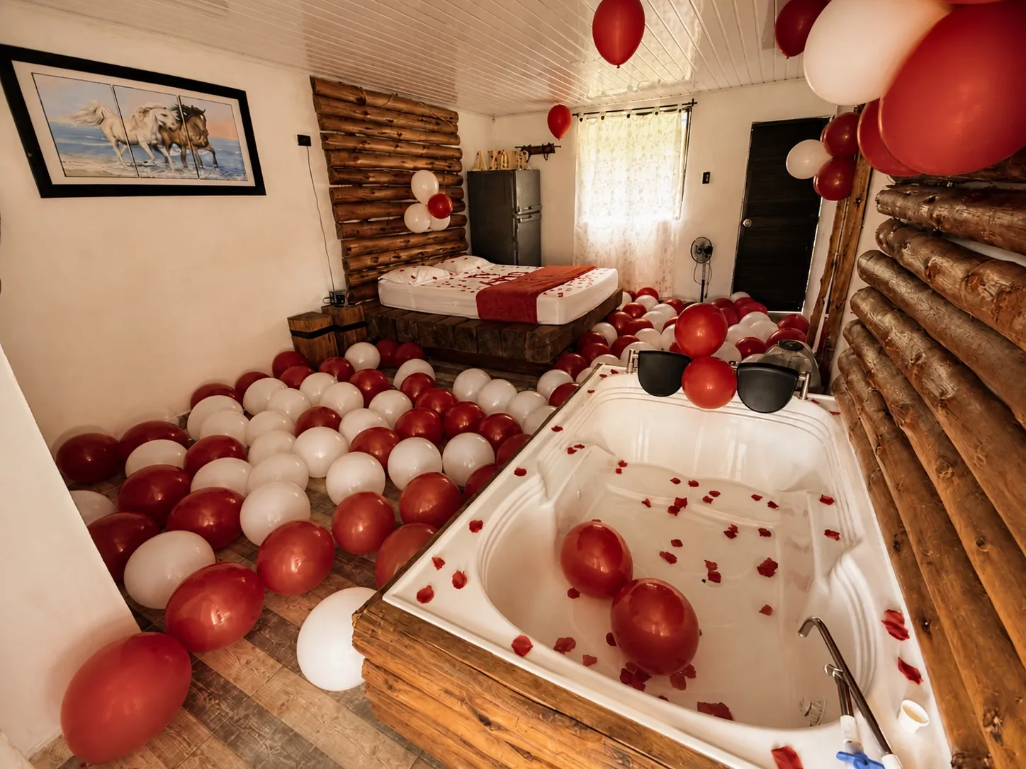 Habitación con decoración romántica junto a la tina de agua caliente