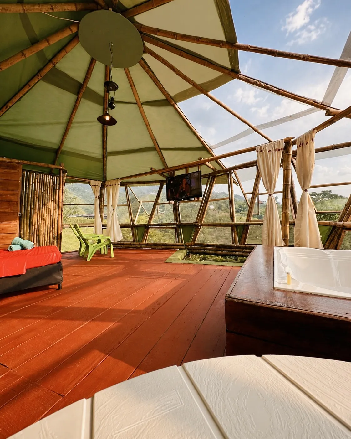 Interior de domo con vista hacia la terraza y la tina de agua caliente