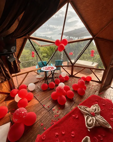 Interior de domo decorado con globos y vista a las montañas