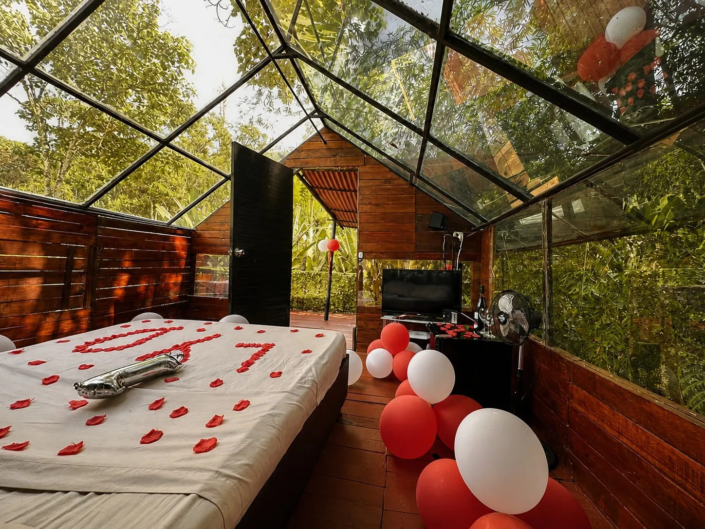 Suite con tina de agua caliente y ambientación romántica