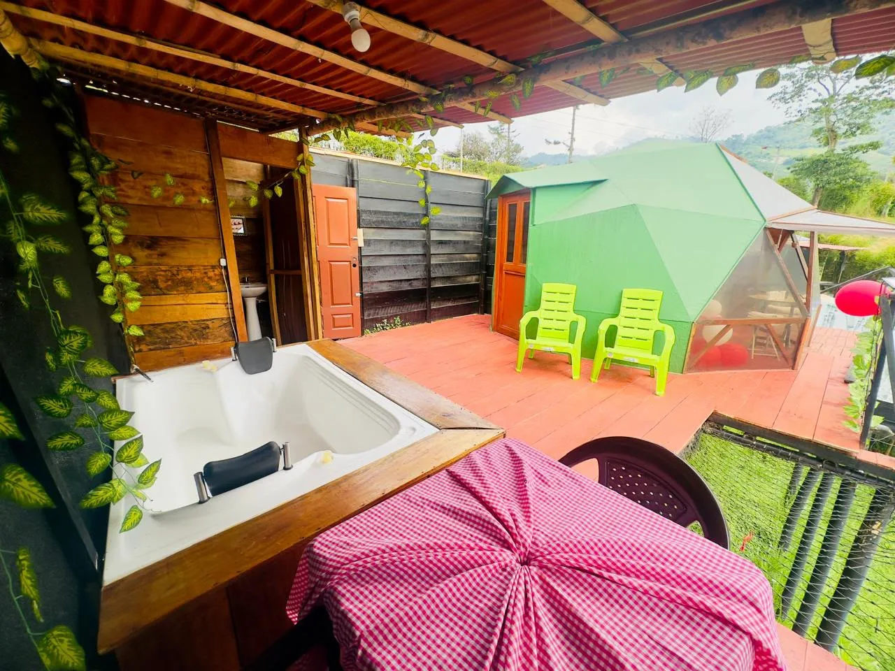 Terraza con tina de agua caliente y domo verde